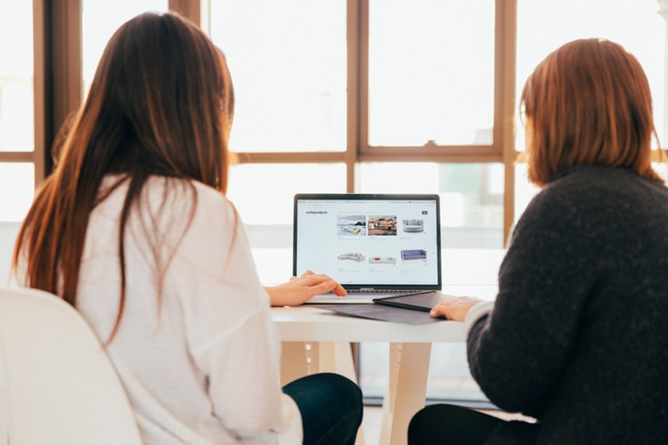 Frauen, die am Computer einkaufen